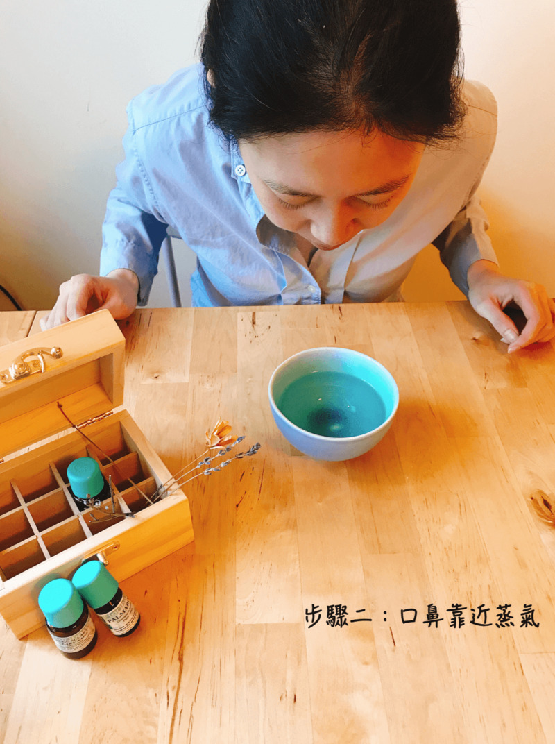 Florihana芳療家 蒸汽吸入法 精油蒸氣 蒸鼻子 蒸喉嚨 過敏 感冒 流感 鼻塞 喉嚨痛 女人 碗 熱水